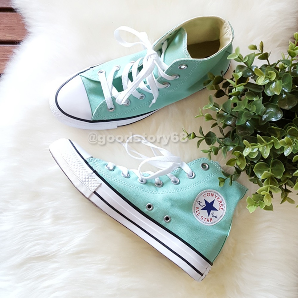 BRAND NEW CONVERSE 👀🤑😻 Make me an offer💸💸💸